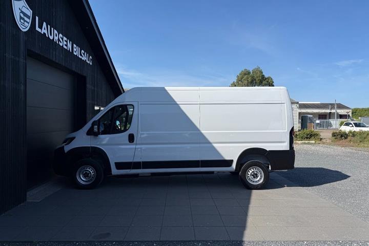 Hvid Opel Movano-e 35H fra 2025