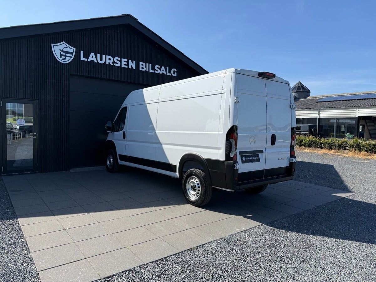 Hvid Opel Movano-e 35H fra 2025