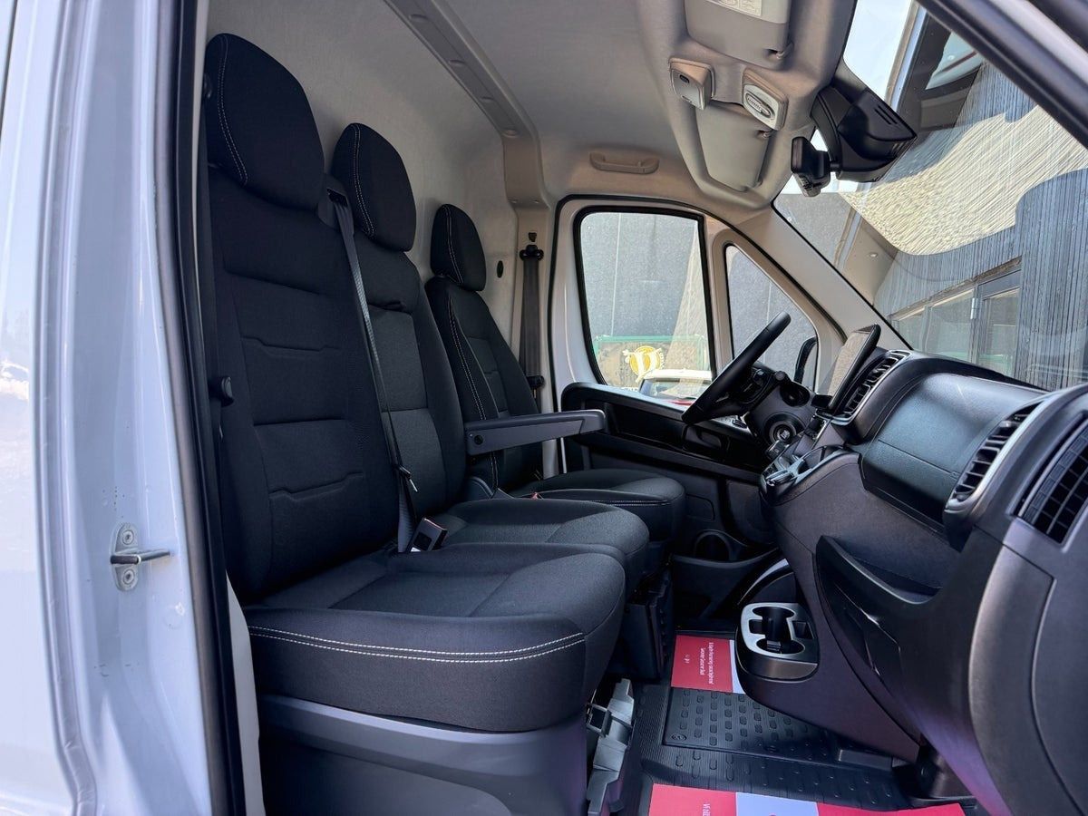 Hvid Opel Movano-e 35H fra 2025