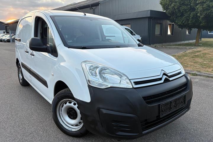 Hvid Citroën Berlingo fra 2017 set udefra