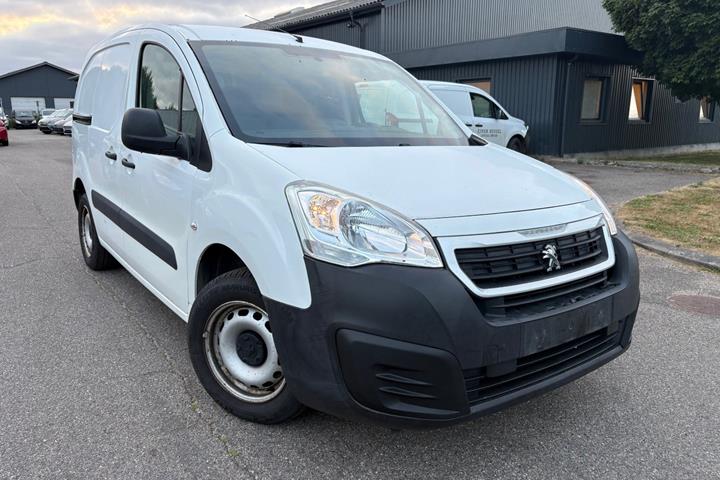 Hvid Peugeot Partner fra 2016 set udefra