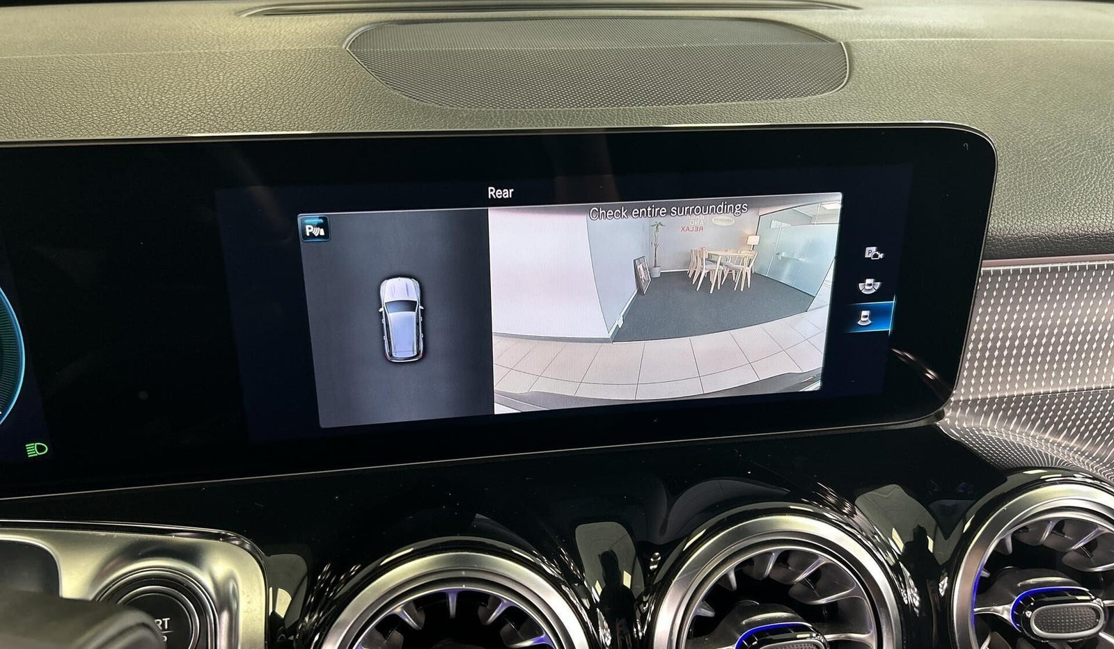 Sort Mercedes EQB250 fra 2023