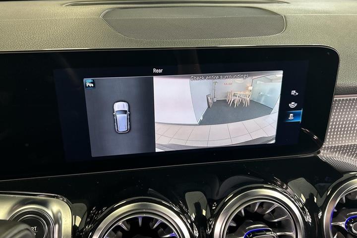 Sort Mercedes EQB250 fra 2023