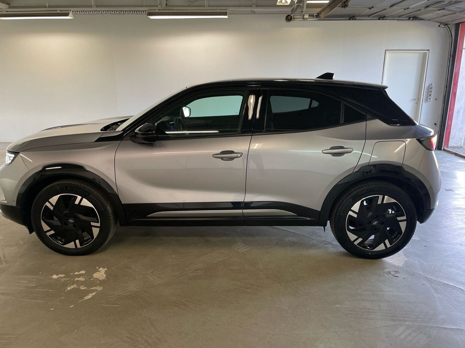 Grå Opel Mokka-e fra 2024
