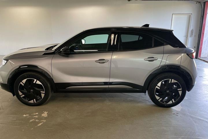 Grå Opel Mokka-e fra 2024