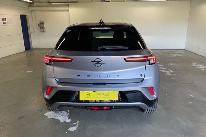Grå Opel Mokka-e fra 2024