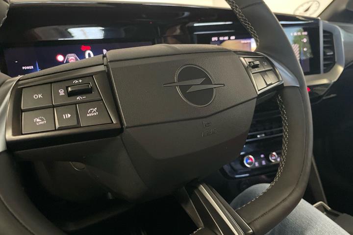 Grå Opel Mokka-e fra 2024