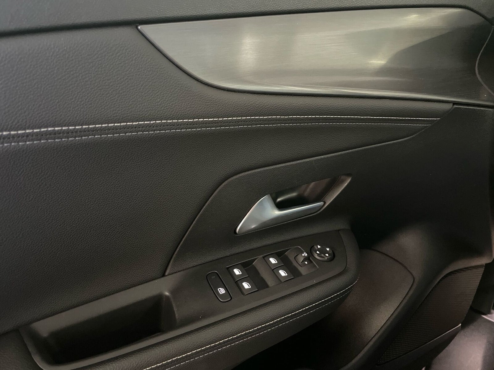Grå Opel Mokka-e fra 2024