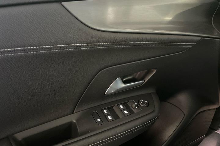 Grå Opel Mokka-e fra 2024