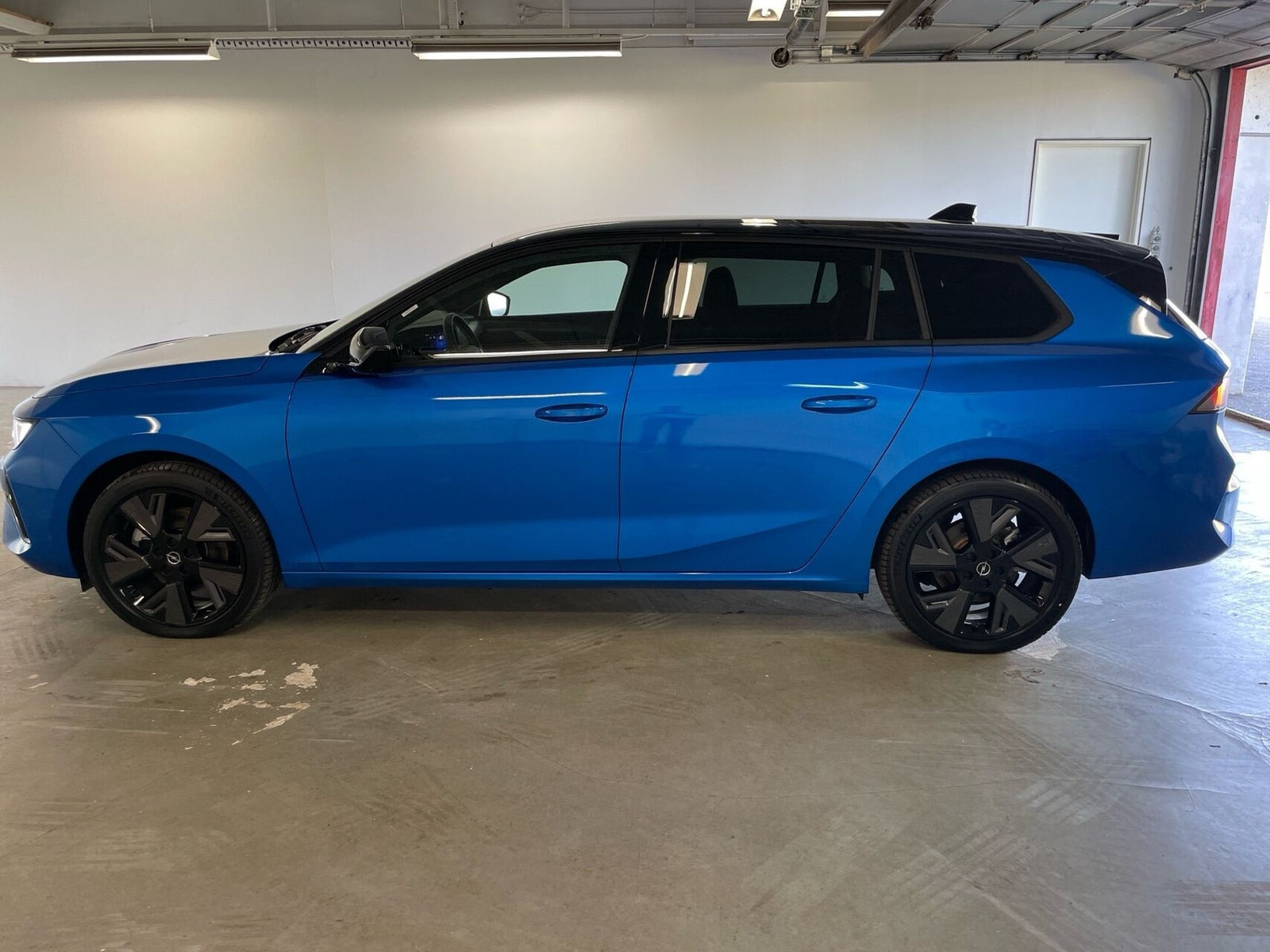 Blå Opel Astra-e fra 2024