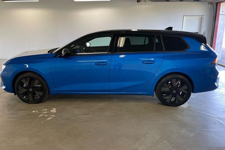 Blå Opel Astra-e fra 2024