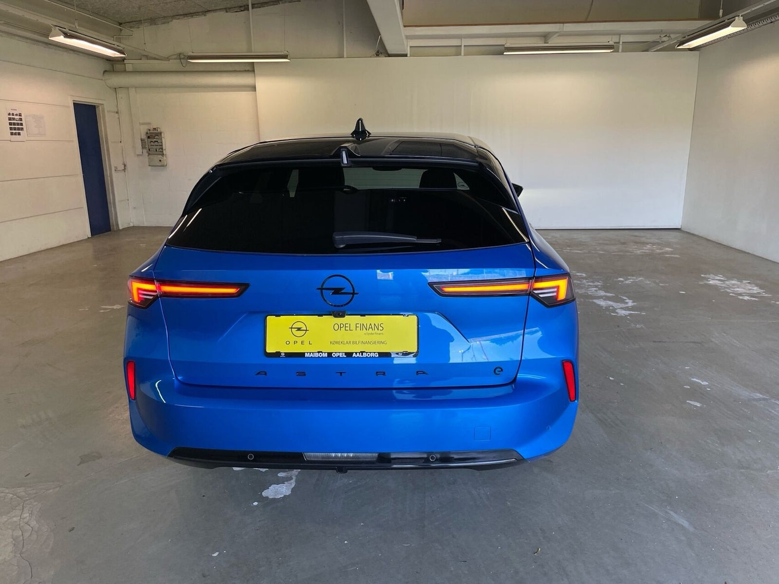 Blå Opel Astra-e fra 2024