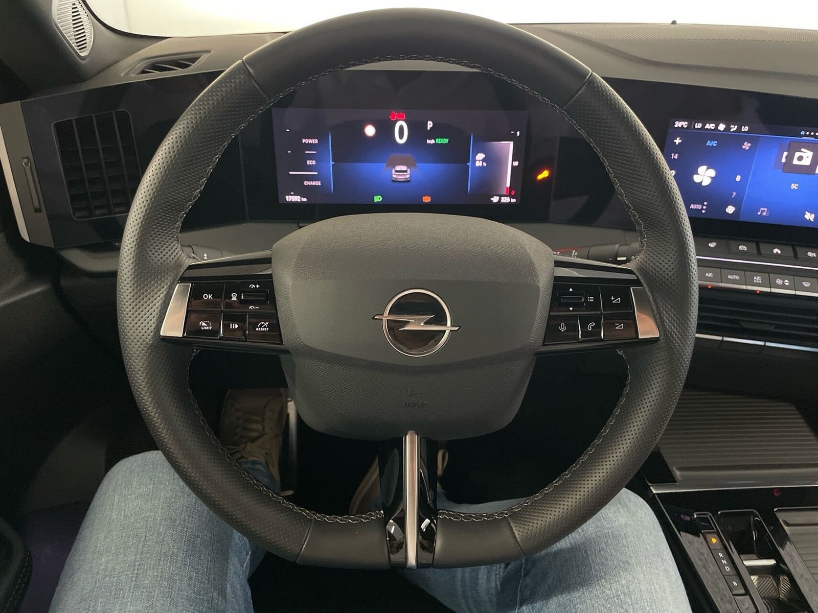 Blå Opel Astra-e fra 2024