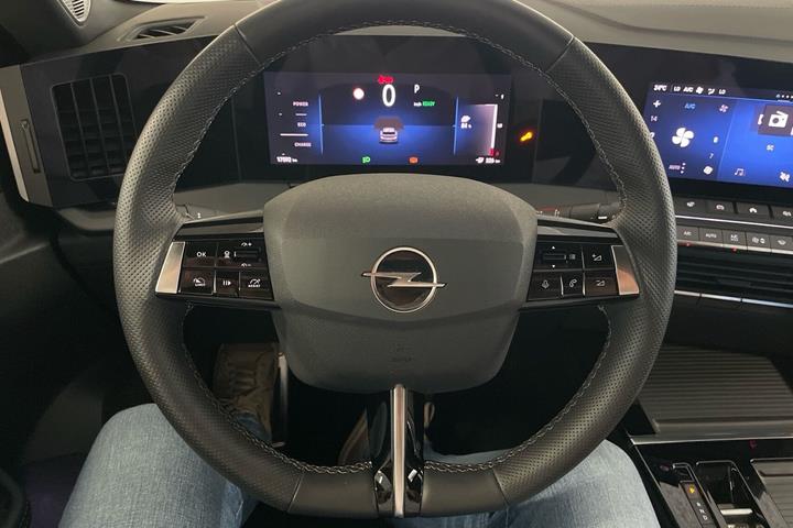 Blå Opel Astra-e fra 2024