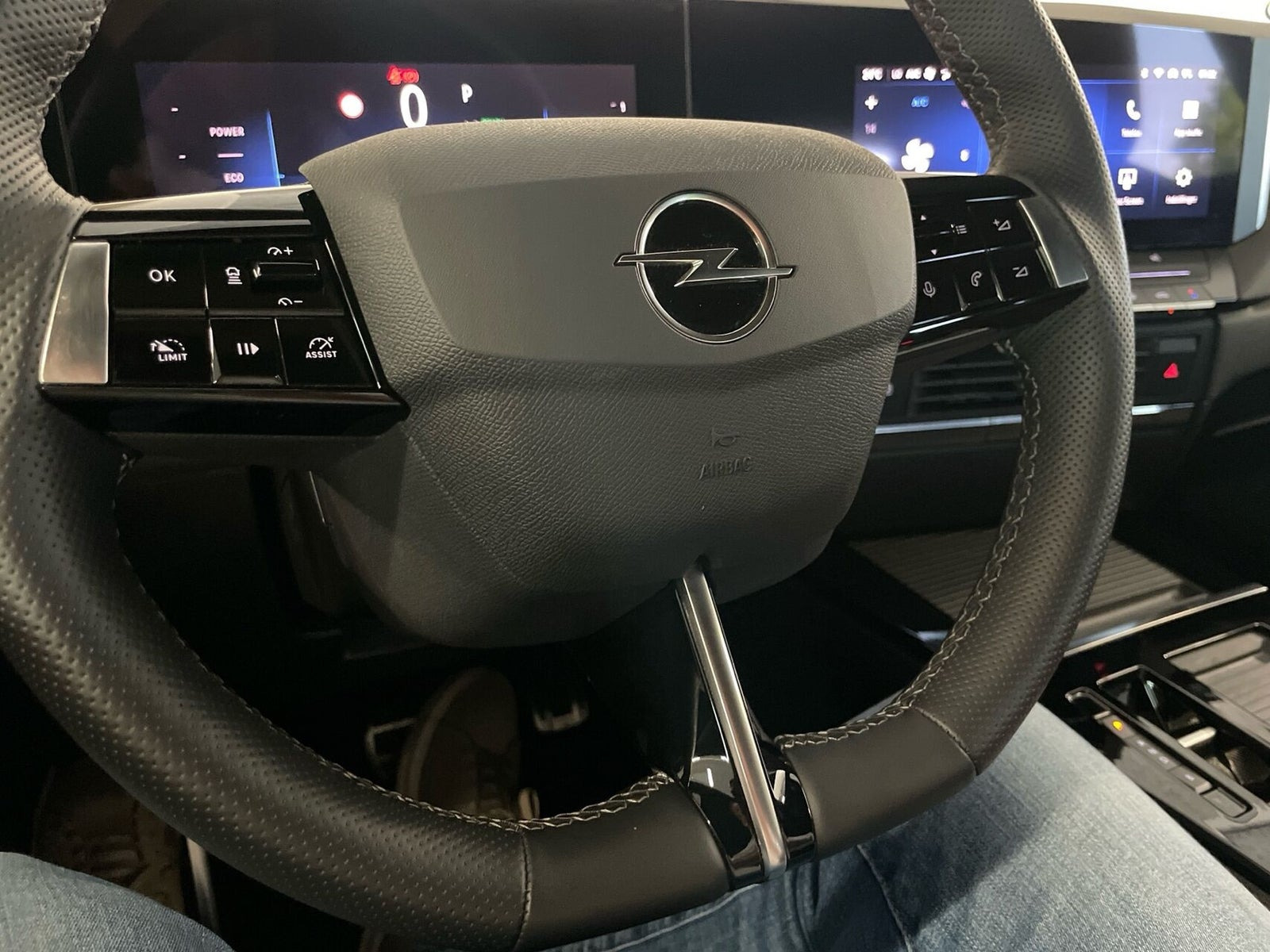 Blå Opel Astra-e fra 2024