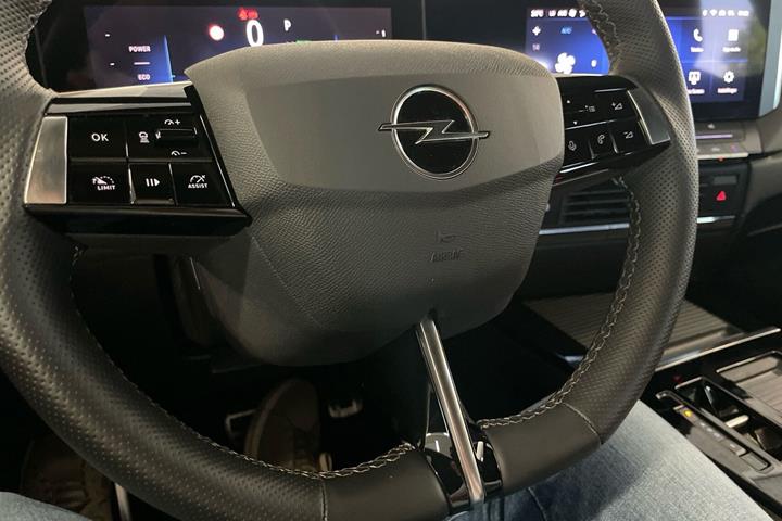 Blå Opel Astra-e fra 2024