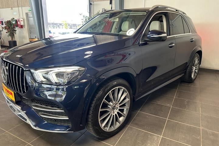 Blå Mercedes GLE450 fra 2020
