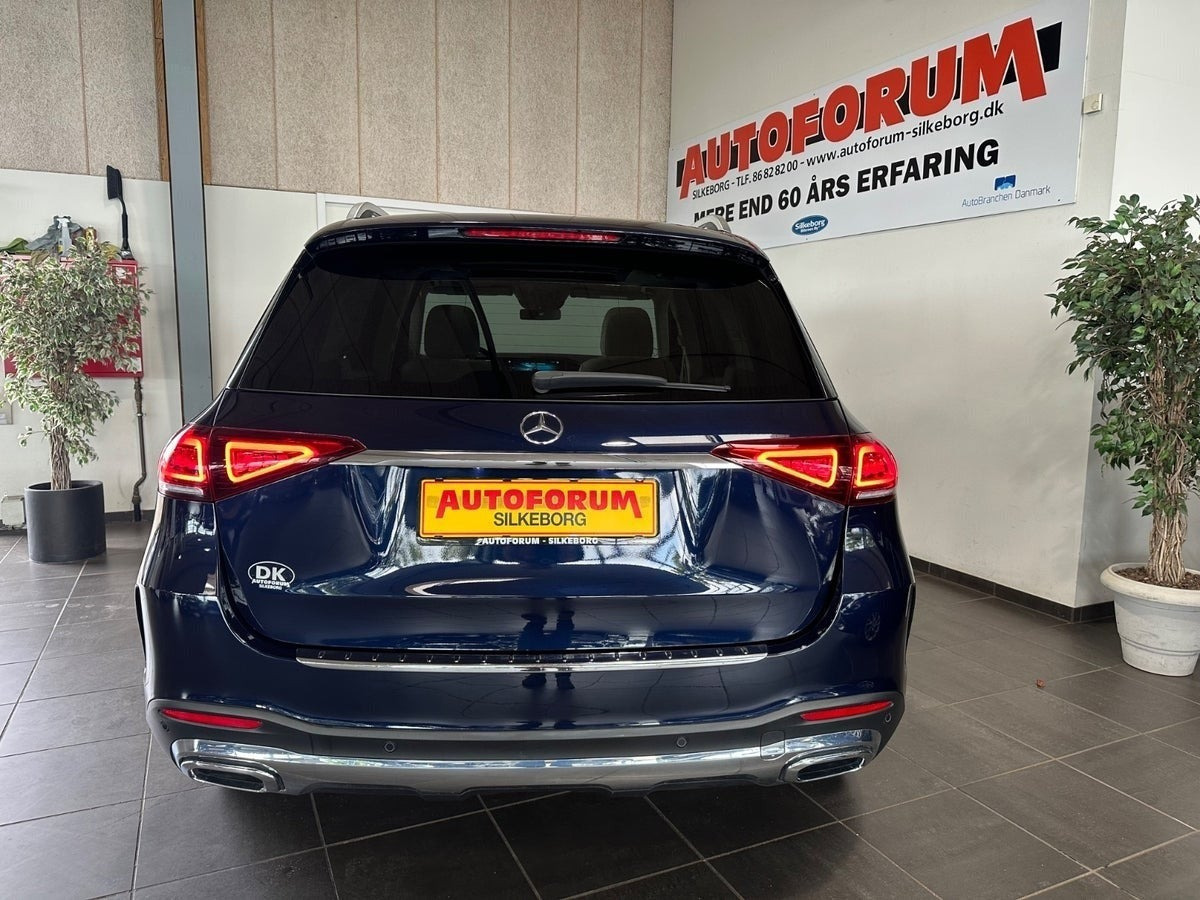 Blå Mercedes GLE450 fra 2020