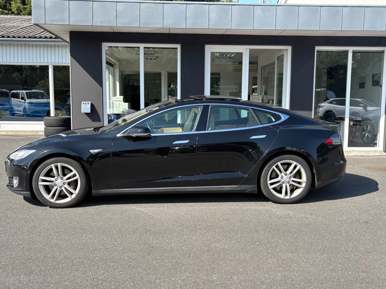 Sort Tesla Model S fra 2015