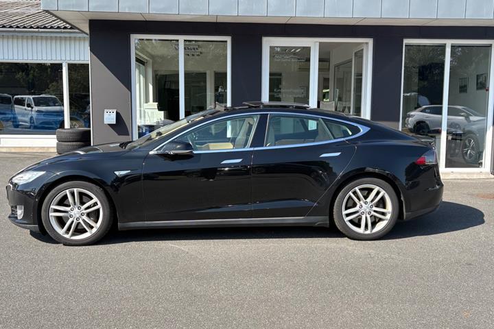 Sort Tesla Model S fra 2015