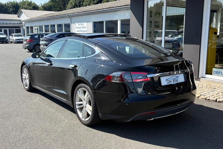 Sort Tesla Model S fra 2015