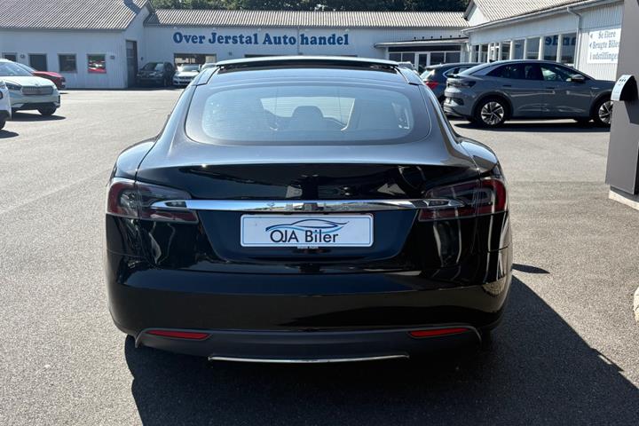 Sort Tesla Model S fra 2015