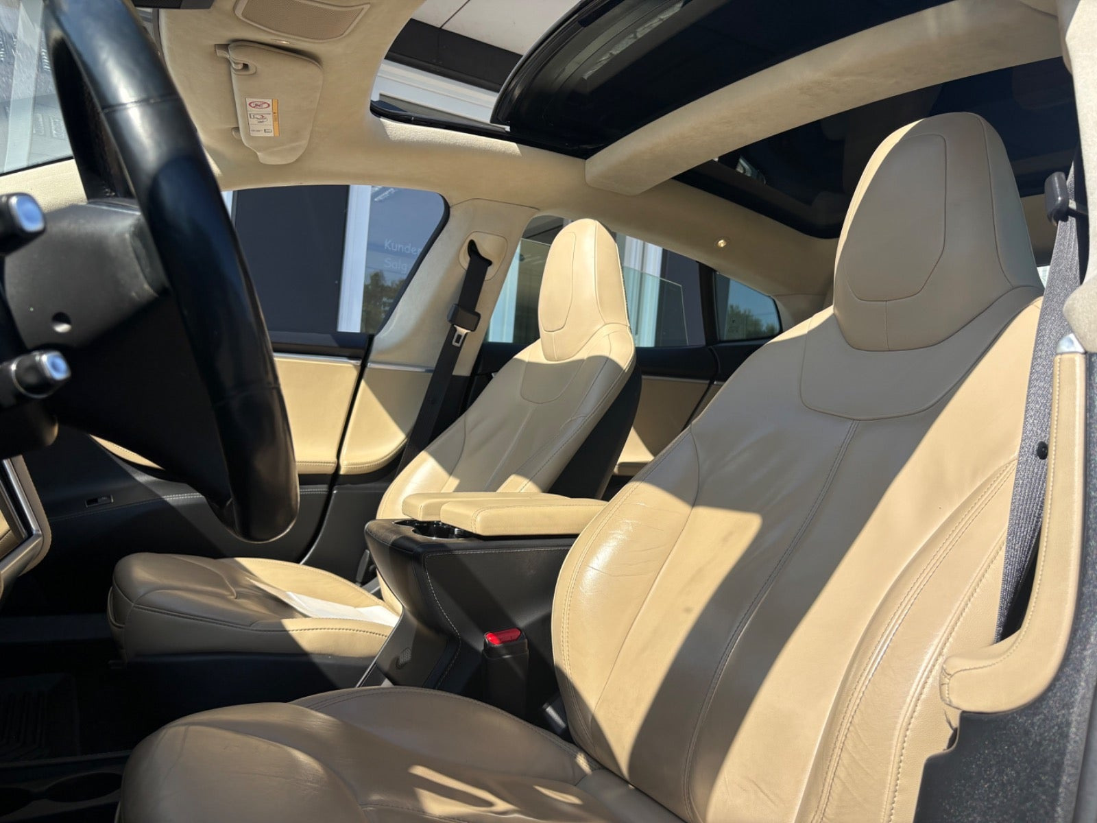 Sort Tesla Model S fra 2015