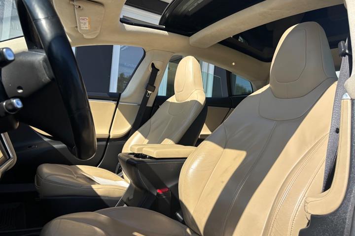 Sort Tesla Model S fra 2015