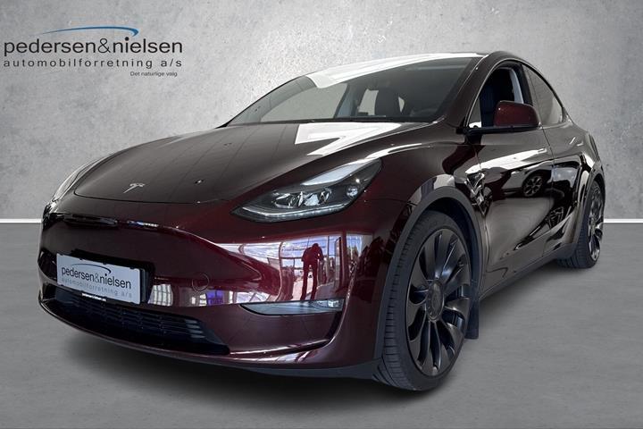 Rød Tesla Model Y fra 2023
