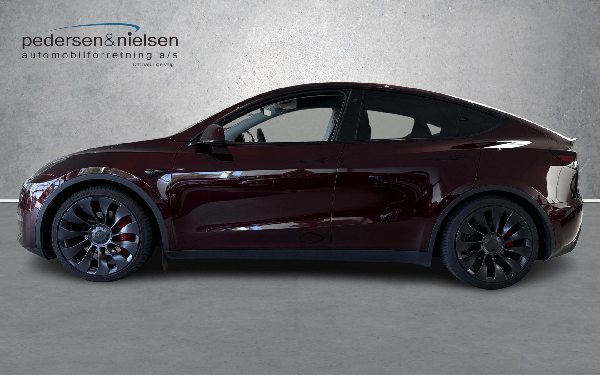 Rød Tesla Model Y fra 2023