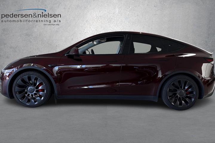 Rød Tesla Model Y fra 2023