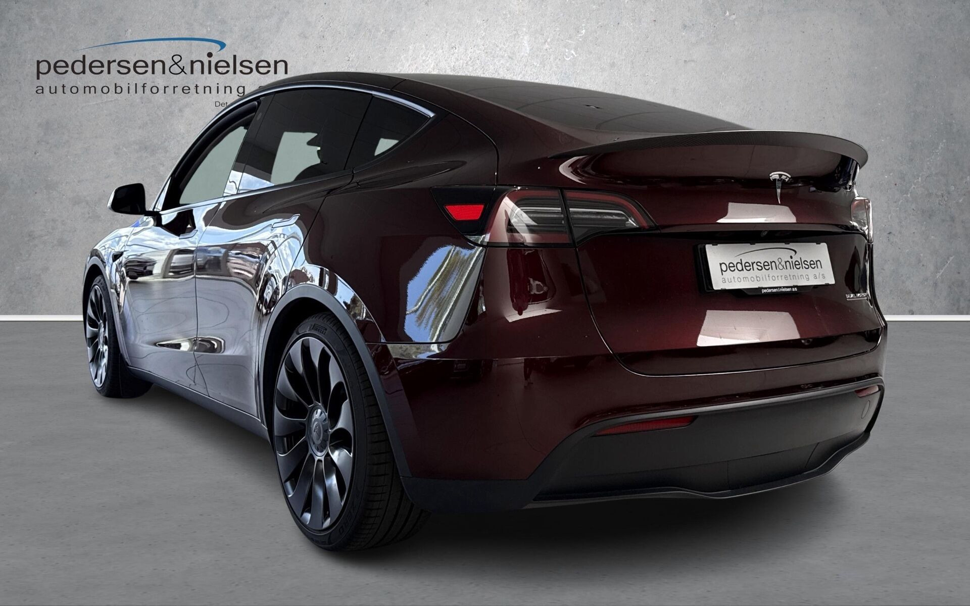 Rød Tesla Model Y fra 2023