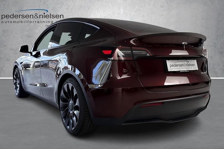 Rød Tesla Model Y fra 2023