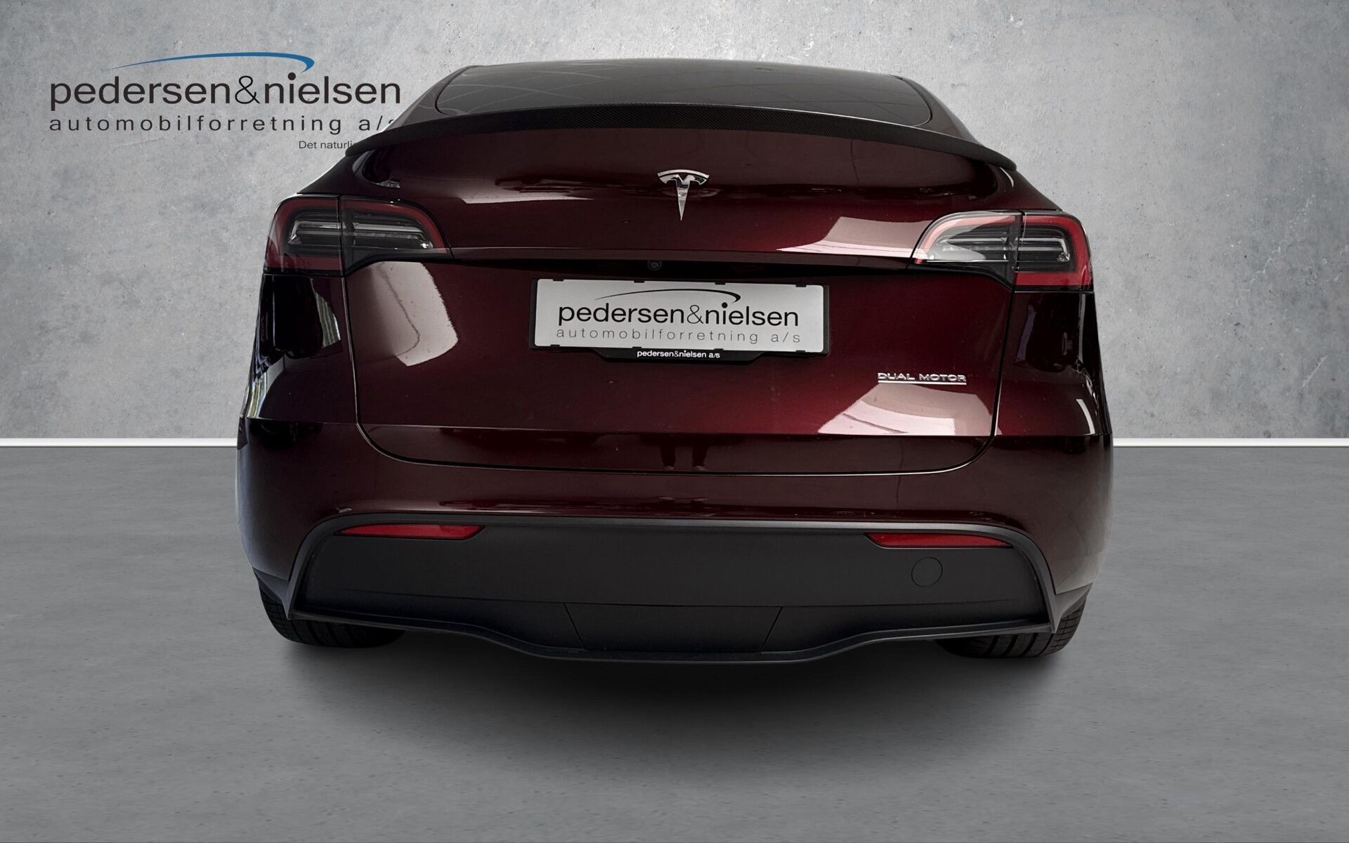 Rød Tesla Model Y fra 2023