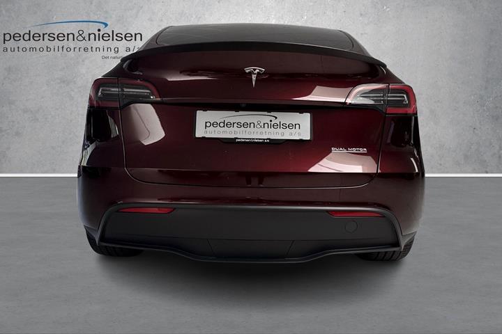 Rød Tesla Model Y fra 2023