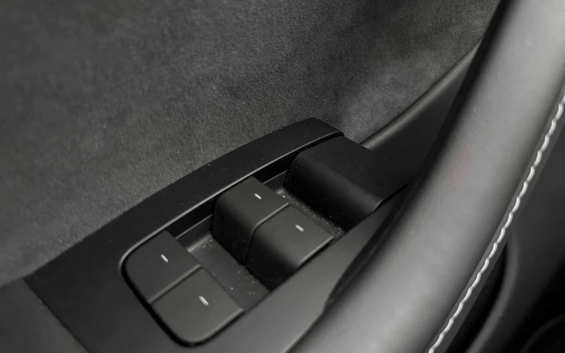 Rød Tesla Model Y fra 2023