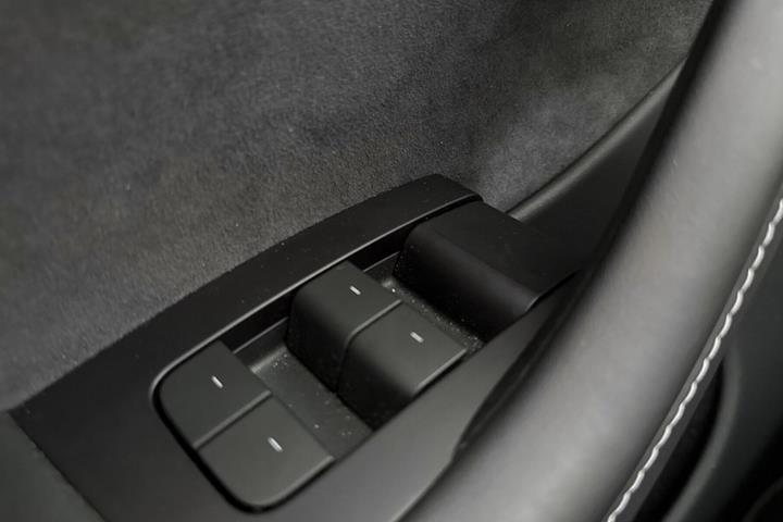 Rød Tesla Model Y fra 2023