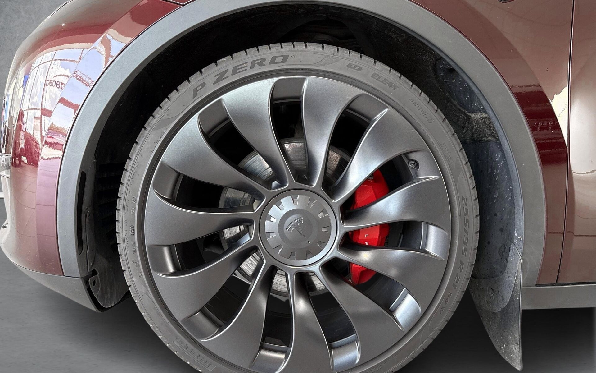 Rød Tesla Model Y fra 2023