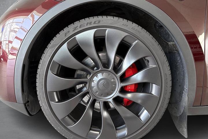 Rød Tesla Model Y fra 2023