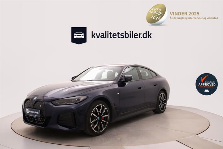 Blå BMW i4 fra 2023 set udefra