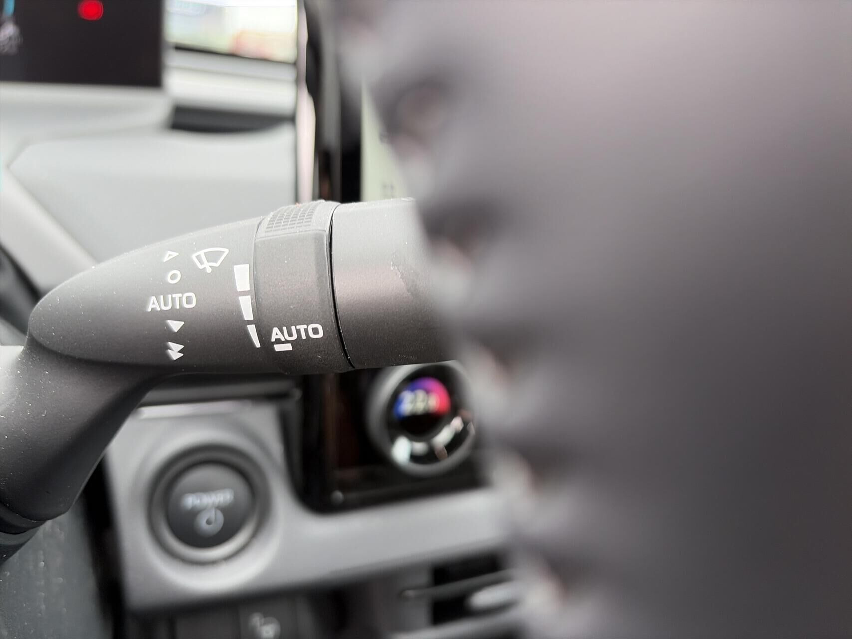 Hvid Toyota BZ4X fra 2026