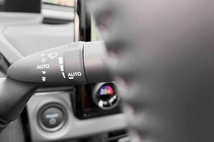 Hvid Toyota BZ4X fra 2026