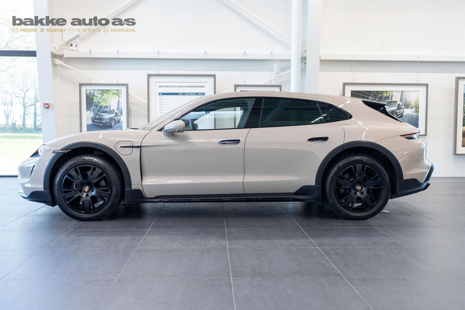 Beige Porsche Taycan fra 2021
