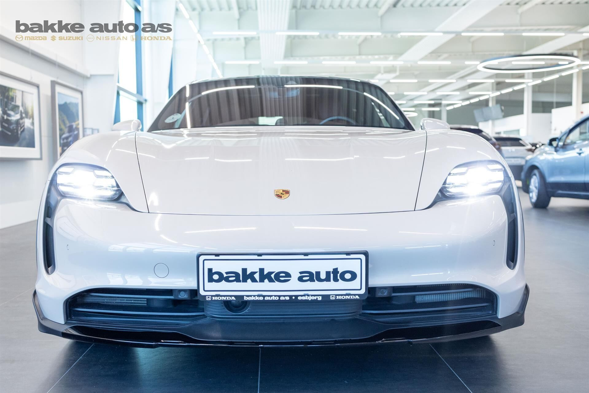 Beige Porsche Taycan fra 2021