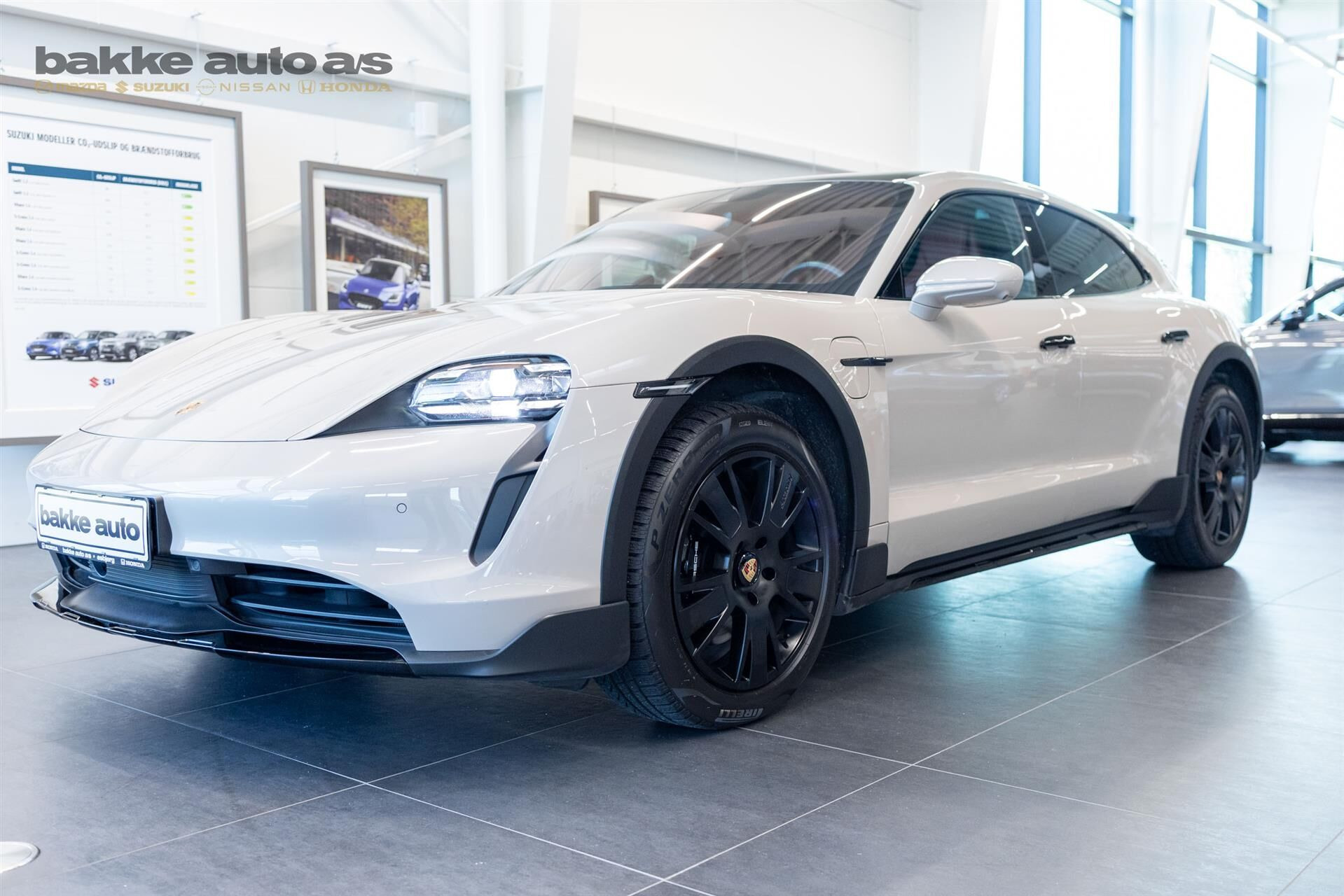 Beige Porsche Taycan fra 2021