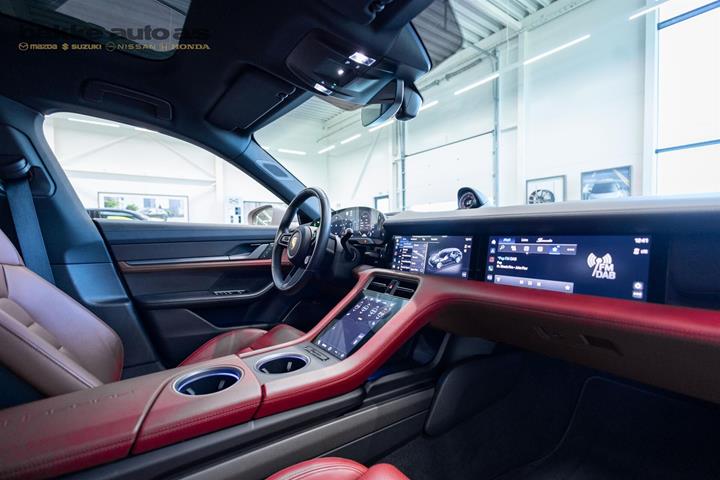 Beige Porsche Taycan fra 2021