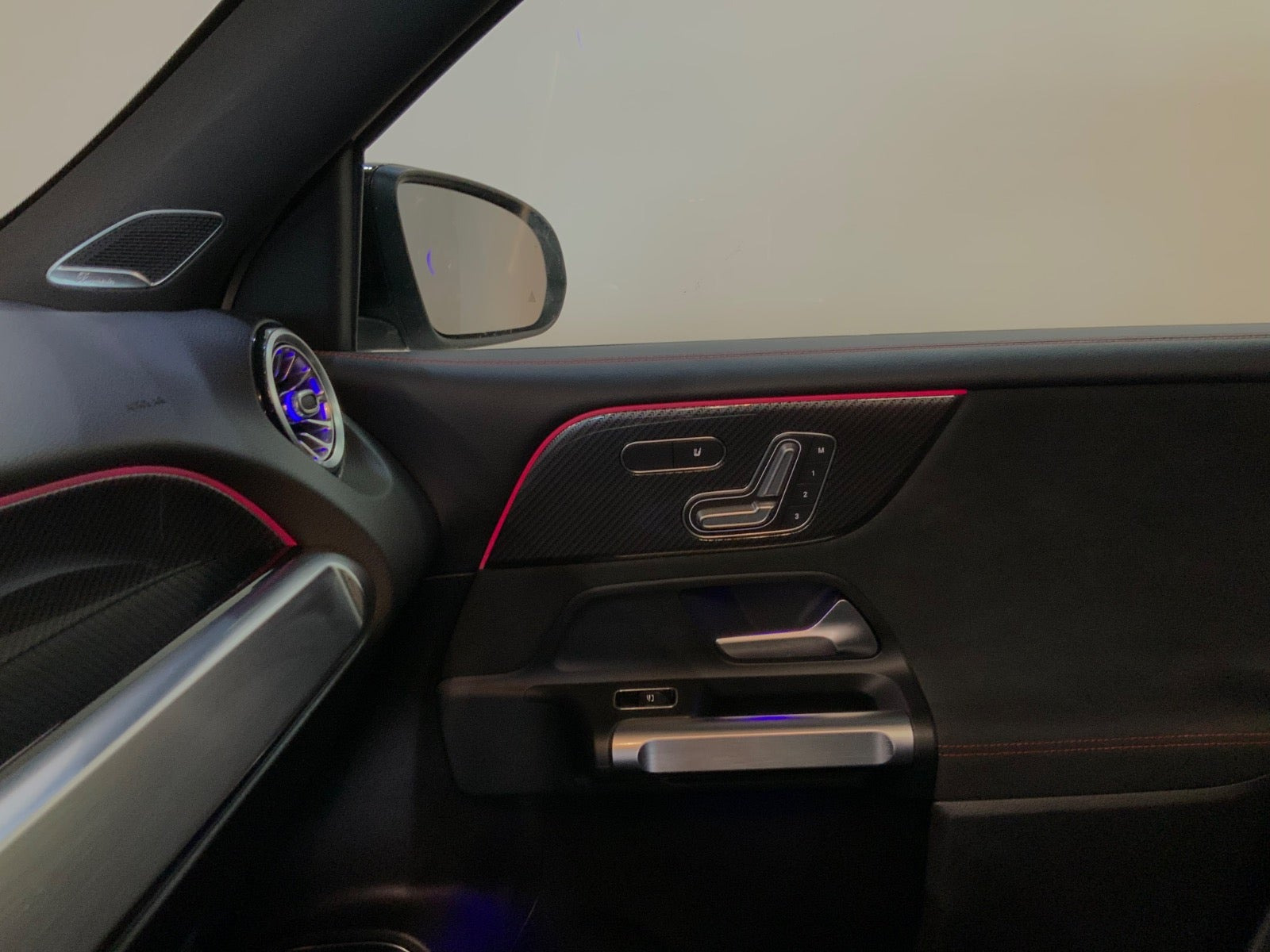 Hvid Mercedes GLB250 fra 2020