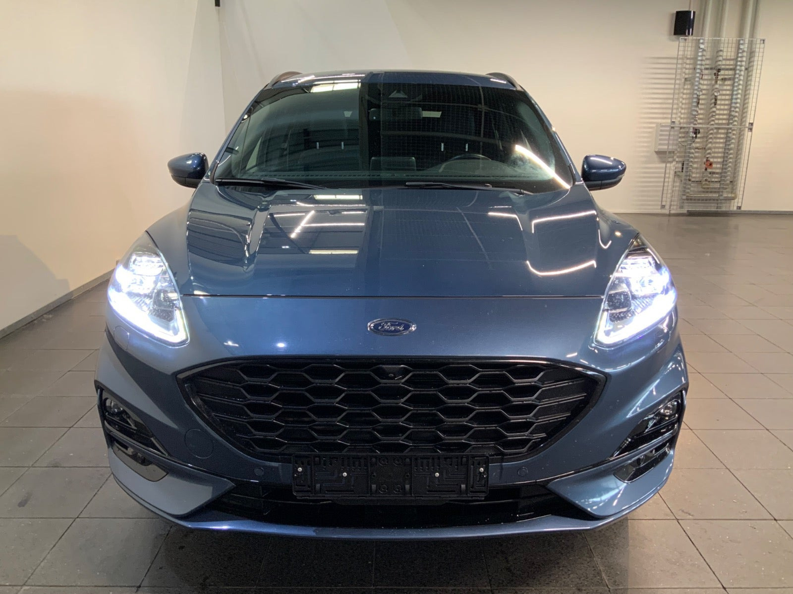 Blå Ford Kuga fra 2021