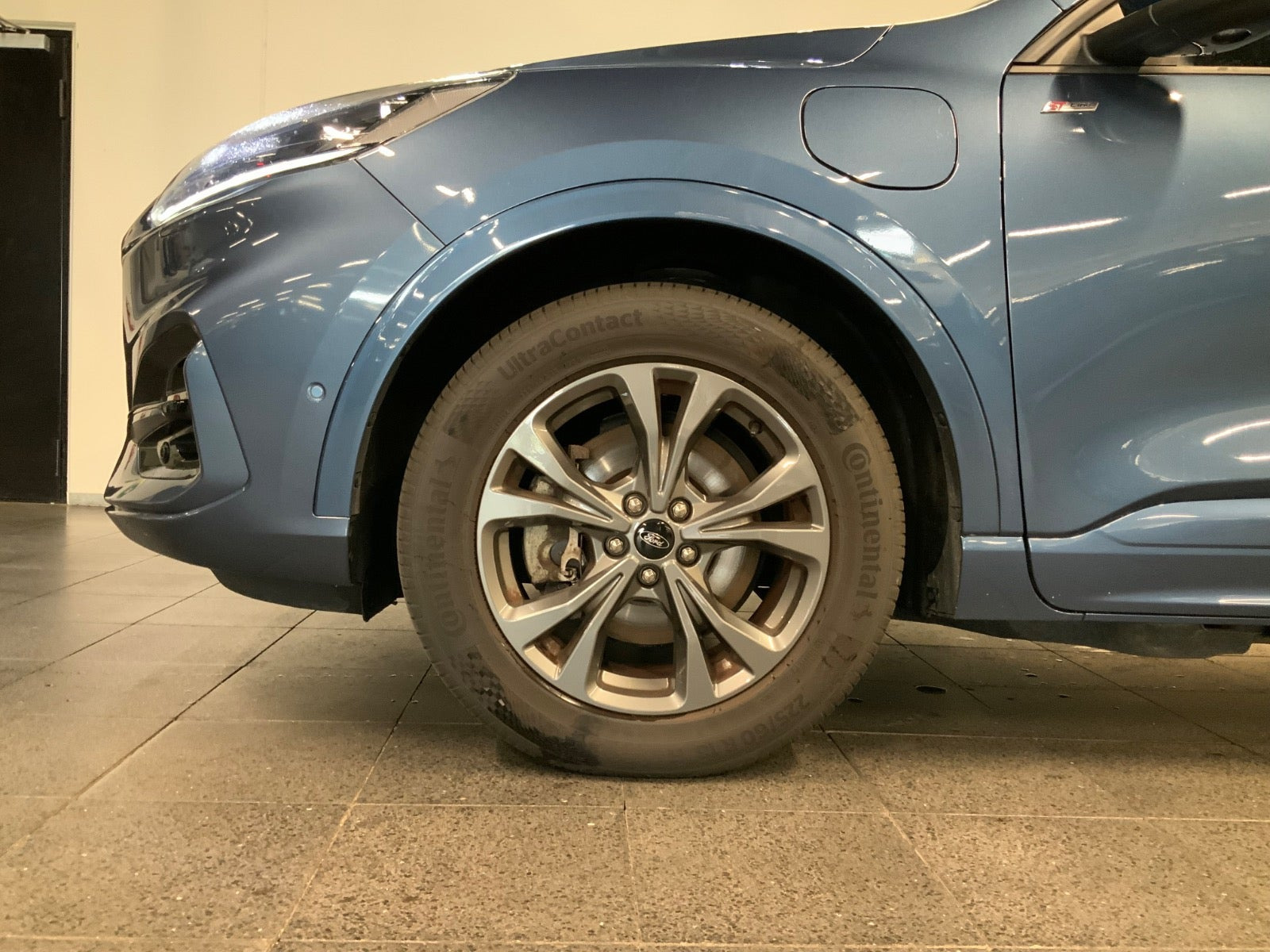 Blå Ford Kuga fra 2021