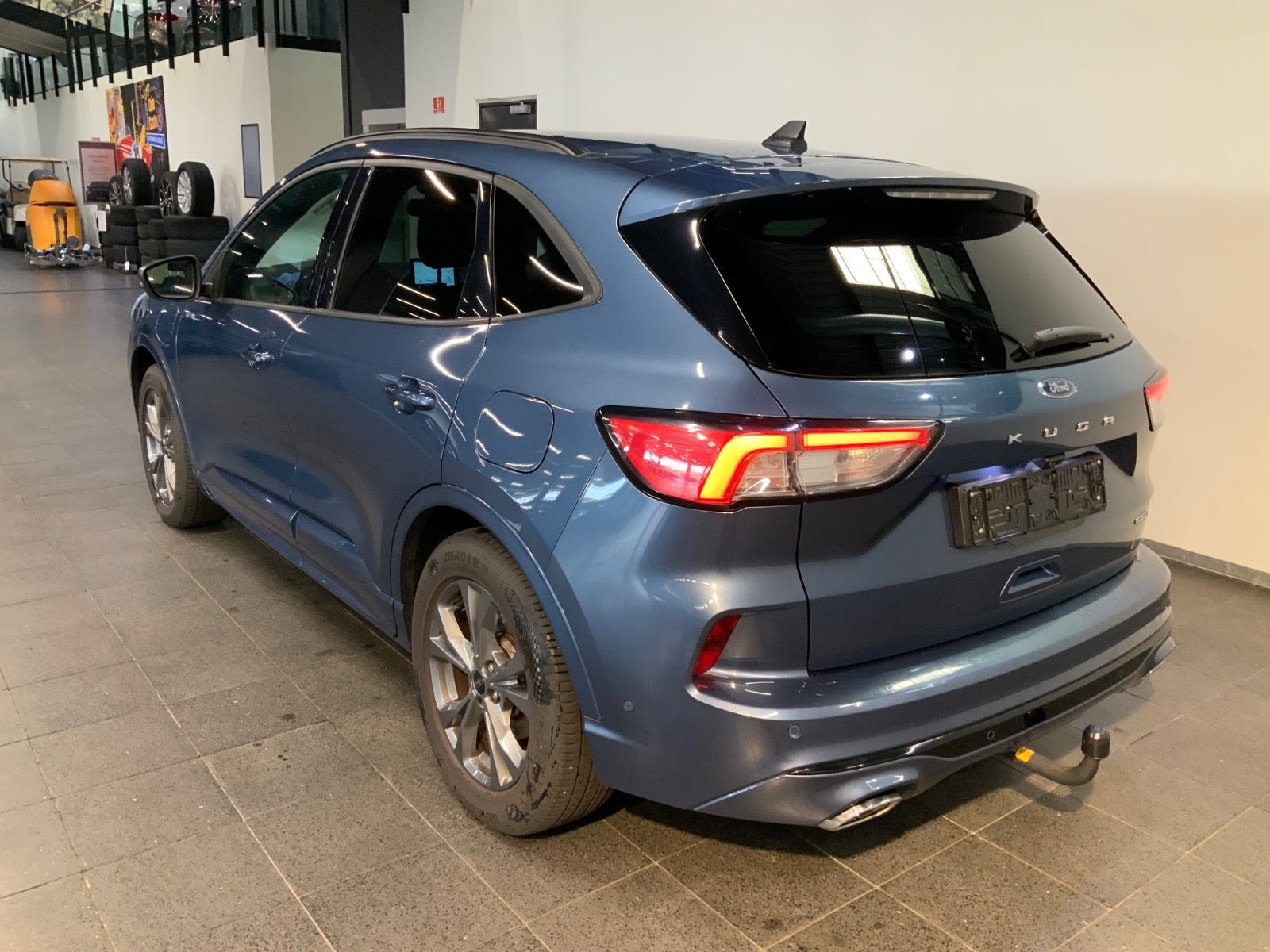 Blå Ford Kuga fra 2021